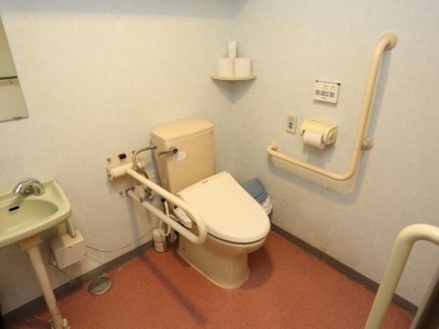バリアフリートイレ設備 トイレ 設備の整ったトイレです。手すりや広々とした空間が配慮され、利用者の快適さを考慮した作りになっています。