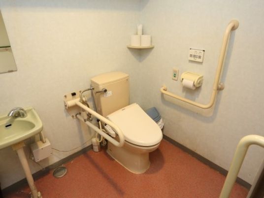 「板橋やすらぎの園 2号館」のトイレ。可動式の手すりを設置している。