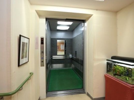「板橋やすらぎの園 2号館」のエレベーター。アクアリウムを配置している。