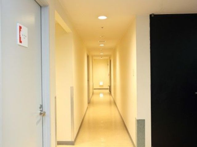 廊下の明るい空間 廊下 清潔感のある廊下が広がり、ここを通じて日々の活動が行われます。静かで落ち着いた雰囲気があり、働きやすい環境が整っています。