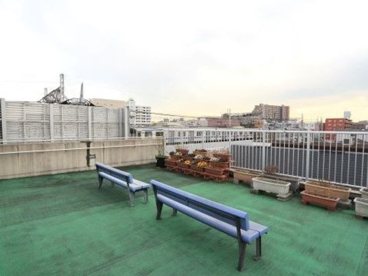 ベンチのある開放的な屋上