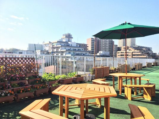 「板橋やすらぎの園 2号館」の屋上。日当たりの良い屋外スペース。