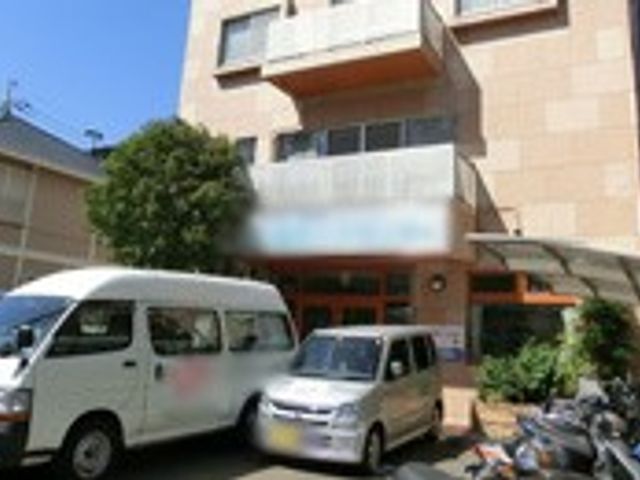 施設の外観 外観 駐車場は広々としており、送迎車両や車椅子の出入りがしやすくなっています。