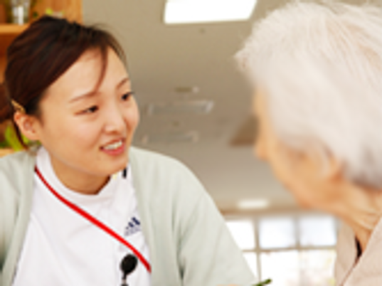笑顔のスタッフと利用者の会話