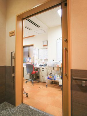 スタッフルームの開放的な入口