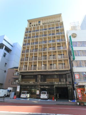 都市に立地する建物外観