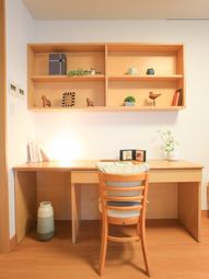 シンプルなデスクと棚