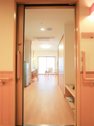 明るい居室の入口