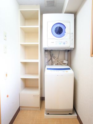 洗濯機と棚のある部屋