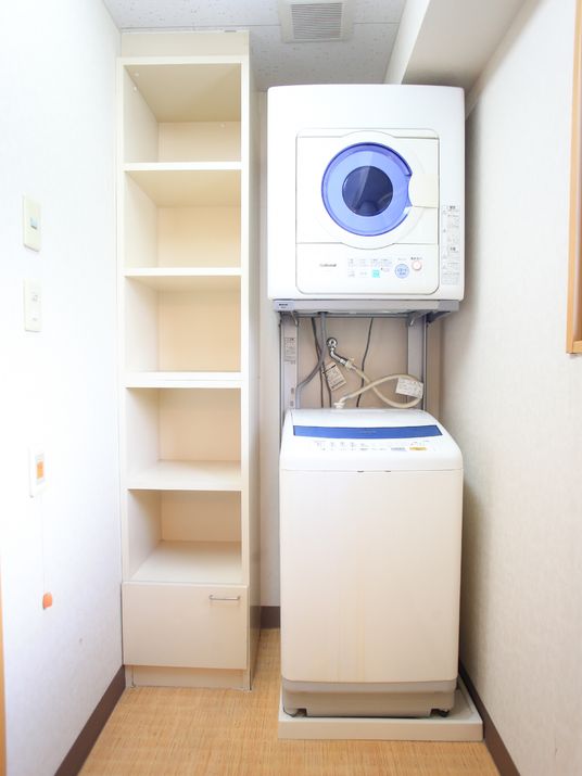 洗濯機と棚のある部屋