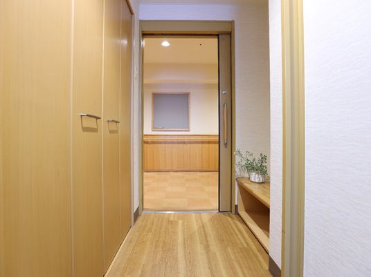 暖かみのある廊下の一角