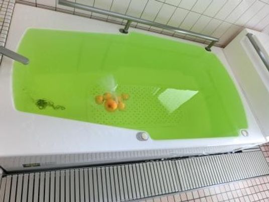 明るい浴室の浴槽  