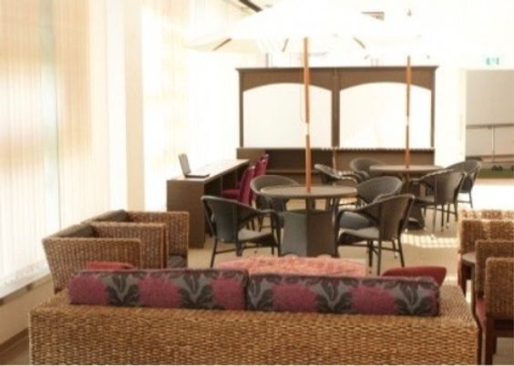 アジアンテーストのソファーやパラソルがついたテーブルが並んでいる。入居者様の交流がよく行われている。