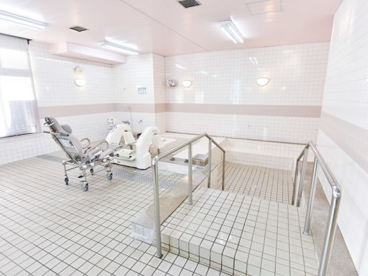 施設の写真 タイル張りの浴室には両手で持てる手すりが湯船までついているのでお湯に一人でつかりたいときにも安全に移動できる。