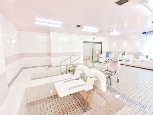 共有の浴室は開放的なスペースになっていて明るい。湯船は介護用の人と一人で入れる人用とで別になっている。