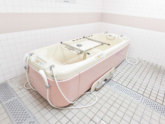 施設の写真 寝たまま入浴できる介護用の浴室がある。そこには専用の浴槽があるので安全で楽に入浴をすることができる。