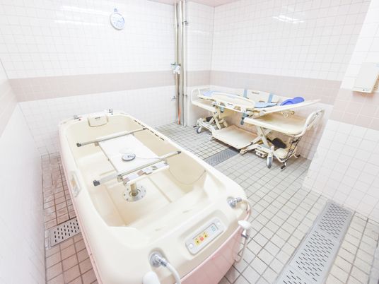 施設の写真 寝たままの姿勢で入浴できる大きな専用の浴槽を設置している浴室があるので寝たきりの人でもお風呂を楽しむことができる。