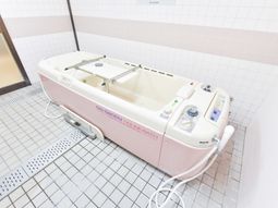 特殊浴槽の清潔な浴室
