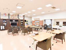 多目的室の明るい内装