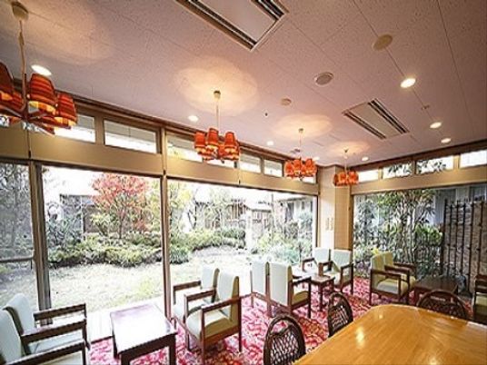 明るい食堂と庭の眺め