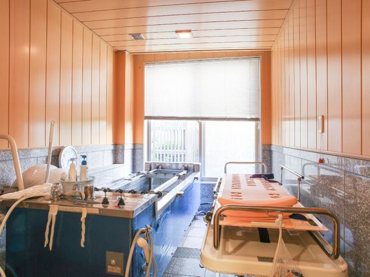 浴室の設備とベッド