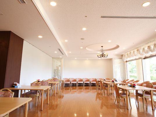 広々とした明るい食堂