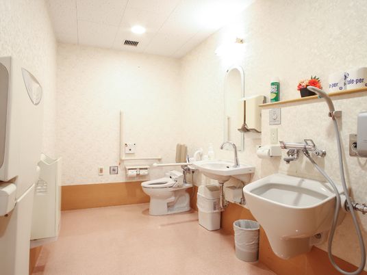 バリアフリー設計の浴室