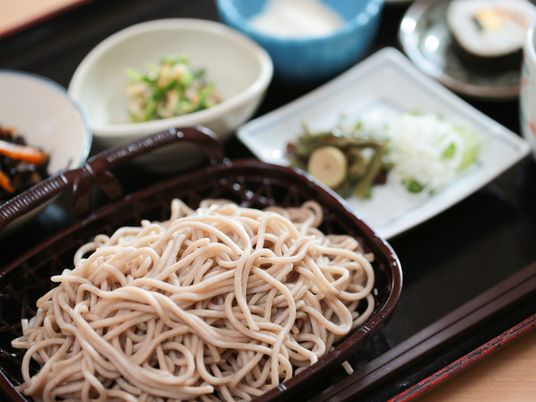 手織りそばと付け合わせ