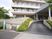 緑に囲まれた建物エントランス