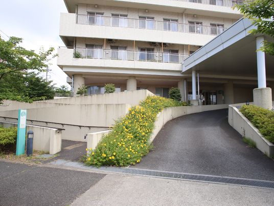 緑に囲まれた建物エントランス