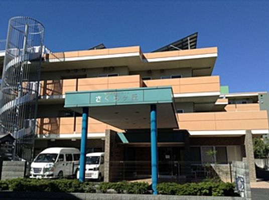 広々とした建物の外観  