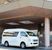 施設の外観と車両
