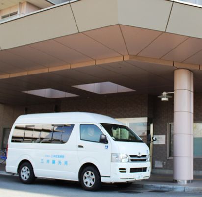 施設の外観と車両