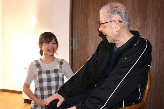 笑顔のスタッフと利用者