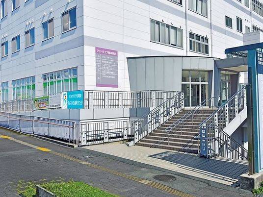 外観の建物入口  
