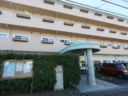 多階層の建物のエントランス