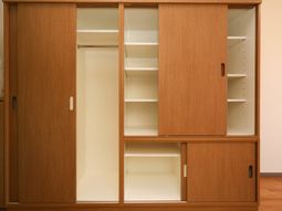 茶色い木製のクローゼット