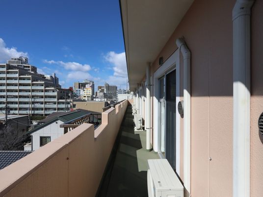 明るい日差しのバルコニー