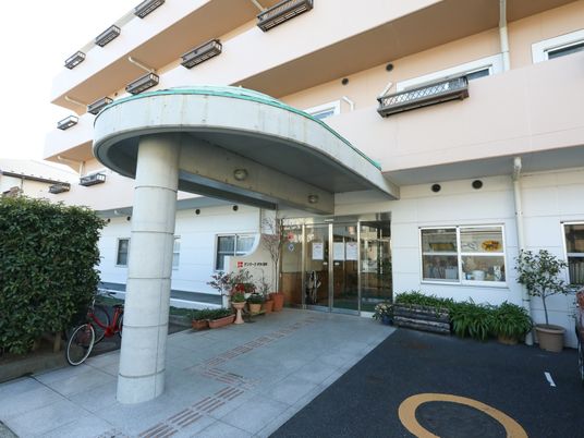 エントランスの明るい建物