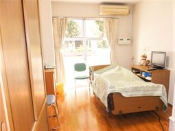 居室のベッドと窓