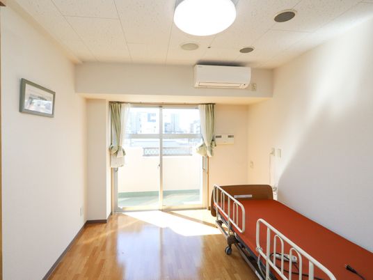 明るい個室の居室