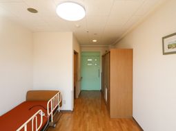 明るい居室の一角