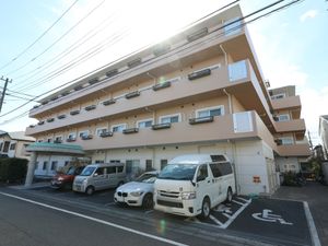 多階層の建物の外観