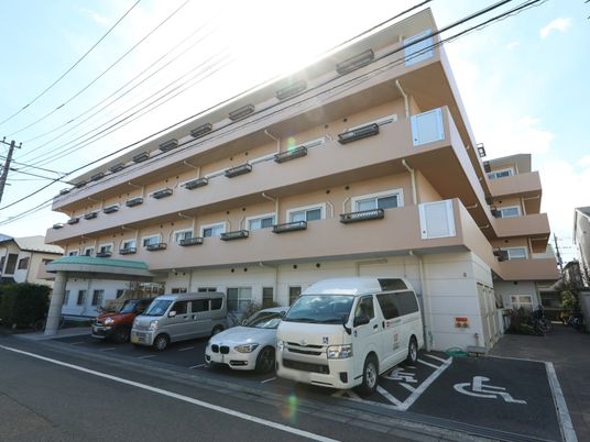 多階層の建物の外観