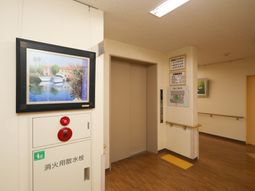 廊下のアートと案内板