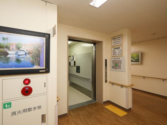 廊下とエレベーターの景