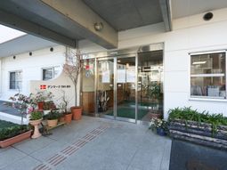 エントランス前の清潔感ある景色