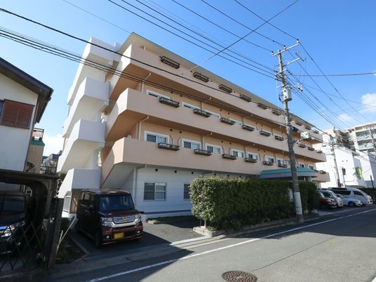 明るい日差しの建物外観