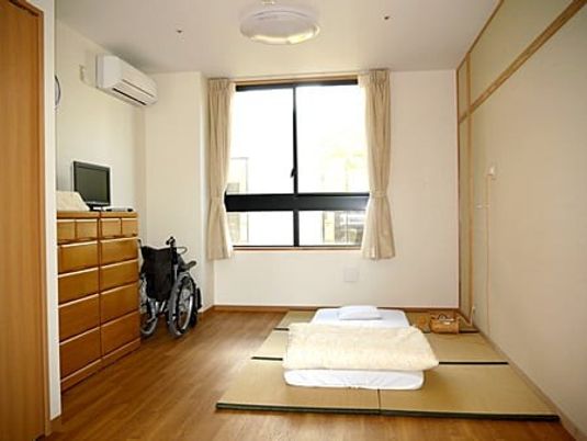 車椅子のある和室居室  