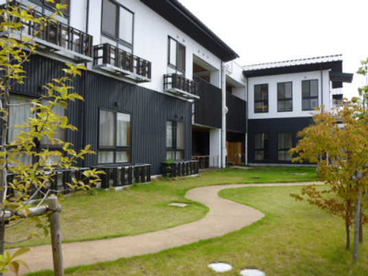 中庭のある建物外観  